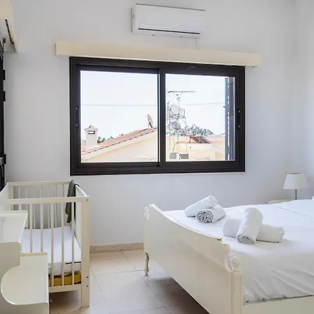 3br Family House W/ Pool & Parking Near Dom wakacyjny Paralimni