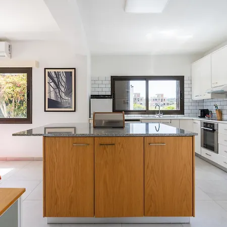 Dom wakacyjny 3br Family House W/ Pool & Parking Near Paralimni