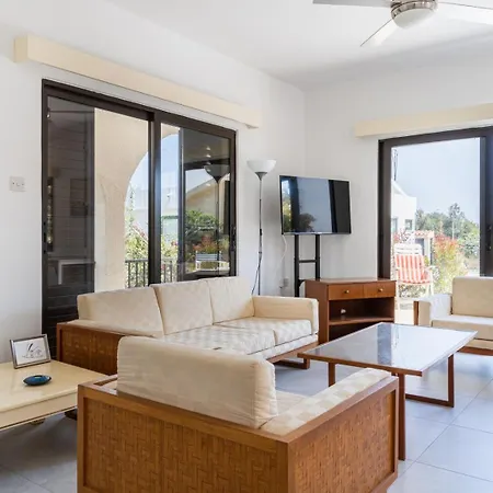 Dom wakacyjny 3br Family House W/ Pool & Parking Near Paralimni