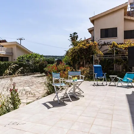 3br Family House W/ Pool & Parking Near